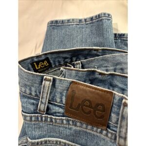 Lee Men's Size 38x30 Medium Wash Regular Fit Straight Leg Denim Blue Jeans